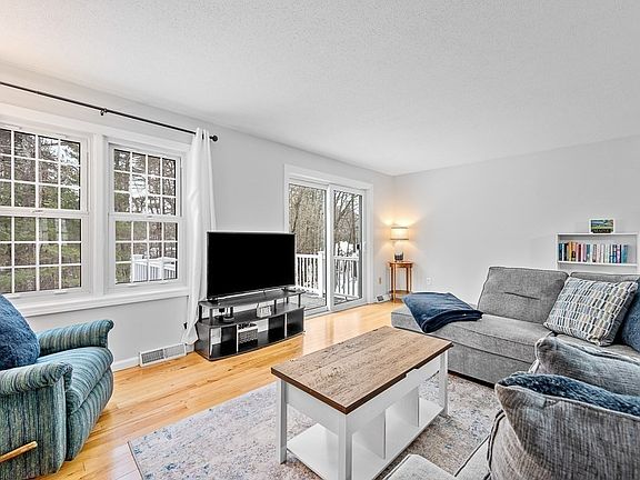 3rd image of 89 Laurelwood Dr