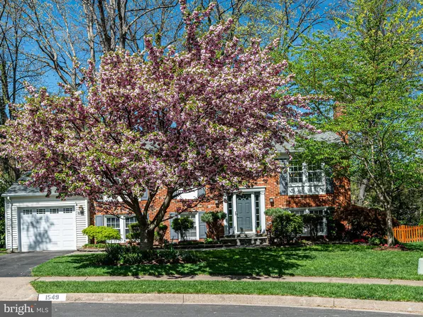 1549 Powells Tavern Pl, Herndon, VA 20170