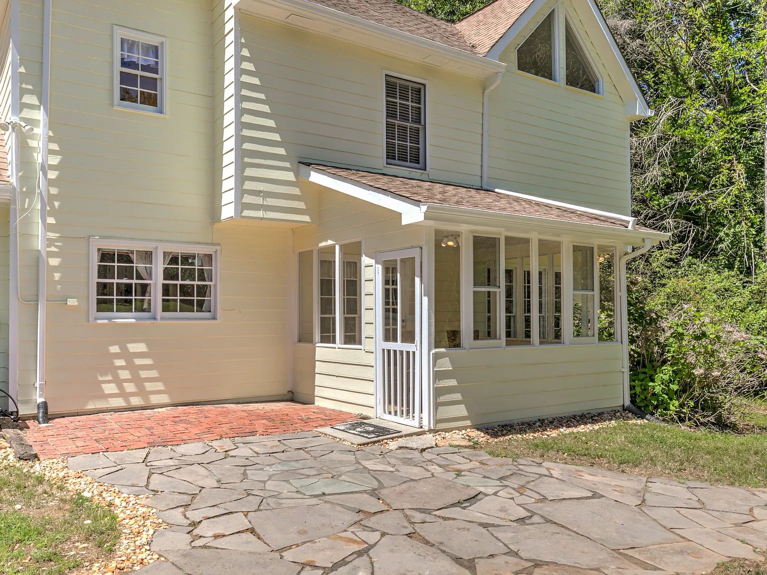 4 bed, 2.5 bath, 2410 sqft, $2,850 — Photo 3