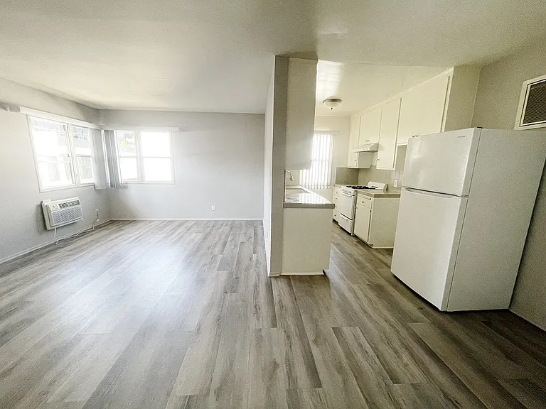 141 N Hamilton Dr — Photo 9