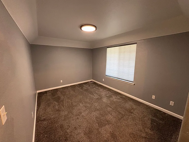 534 W Russell Ave — Photo 18