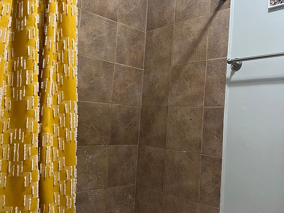 4th image of 808 W Belle Plaine Ave #3