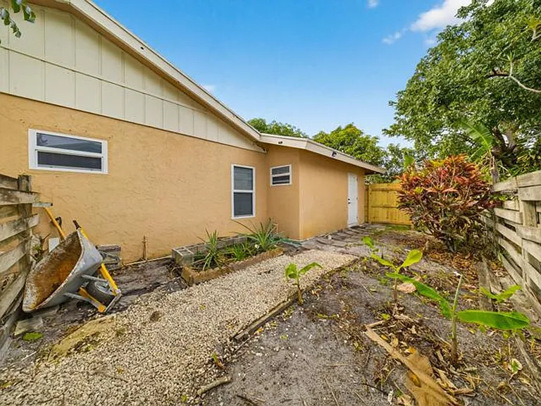 849 Camellia Dr — Photo 15