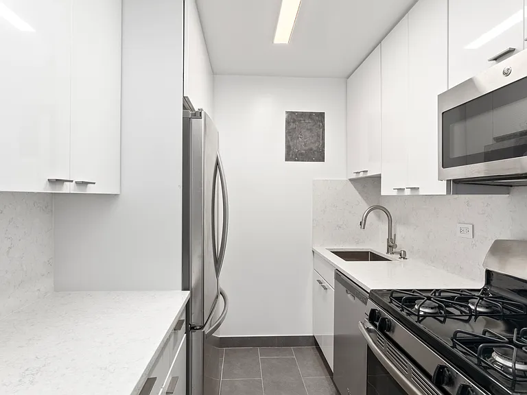 2025 Broadway #22B — Photo 8