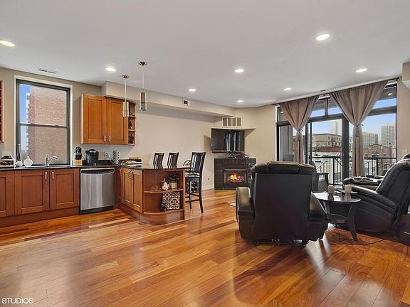 4th image of 651 N Milwaukee Ave #405R