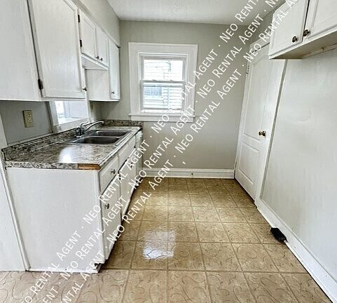 5th image of 45 E 221st St
