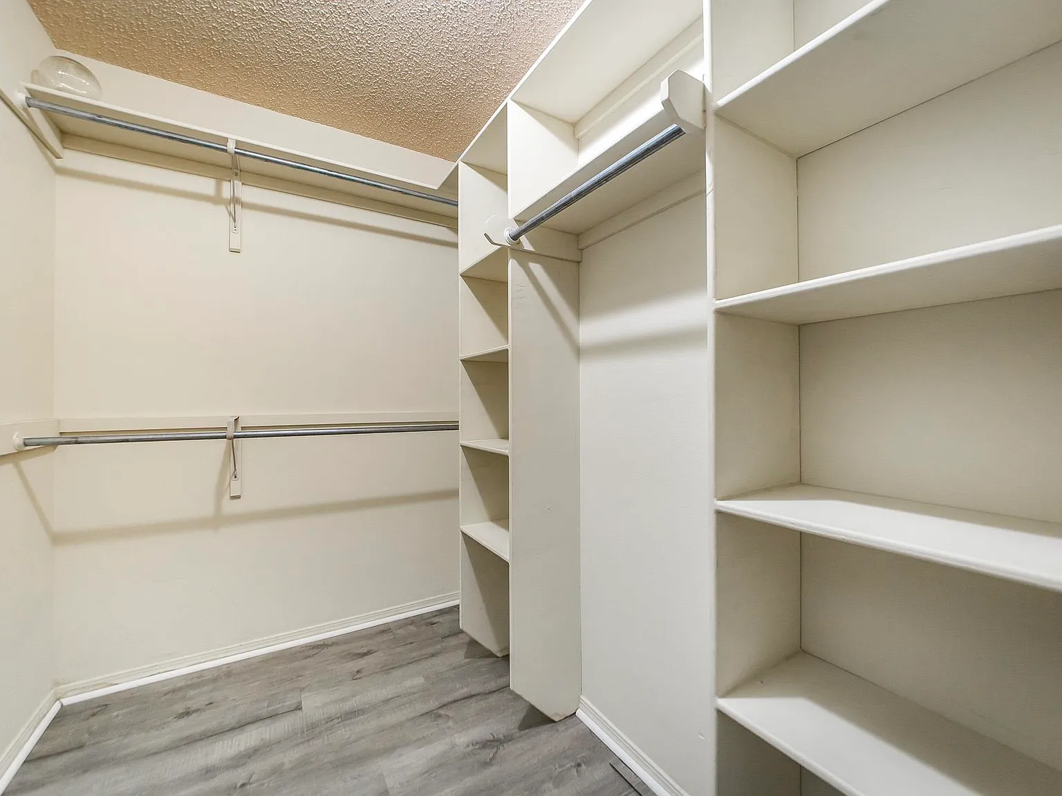 216 Chantilly Circle - 1 — Photo 3
