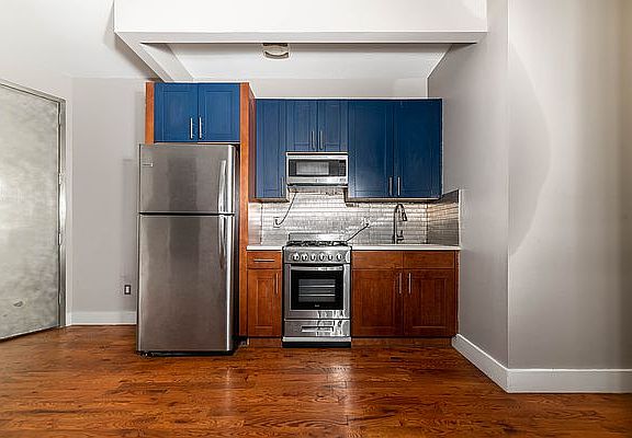 2nd image of 215 Marion St APT 1