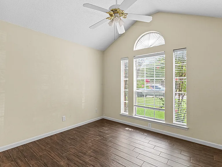 412 Dakota Dr — Photo 16