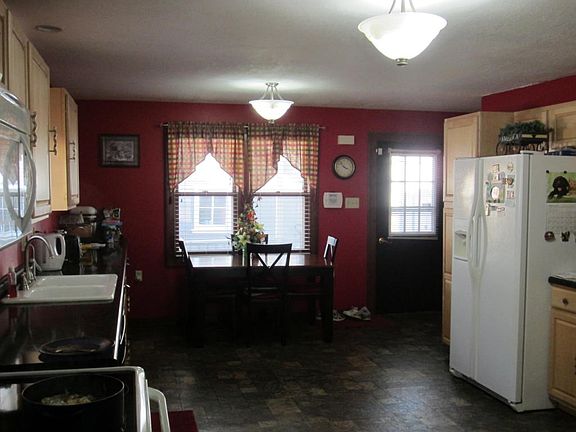 Spacious, eat-in kitchen