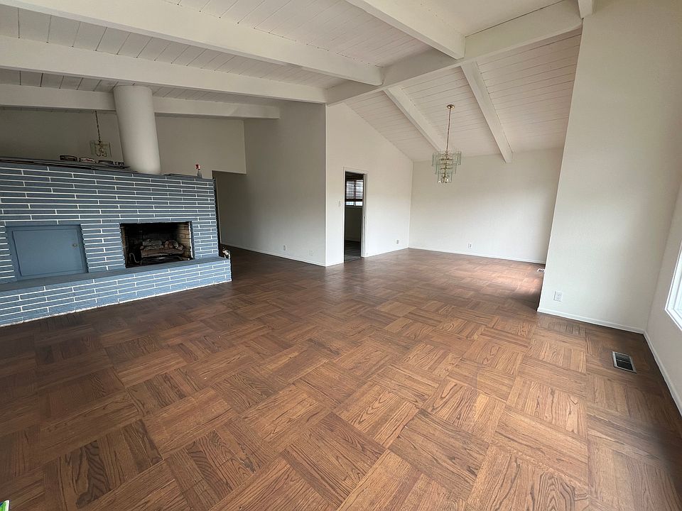 1st image of 4 Lakeview Dr