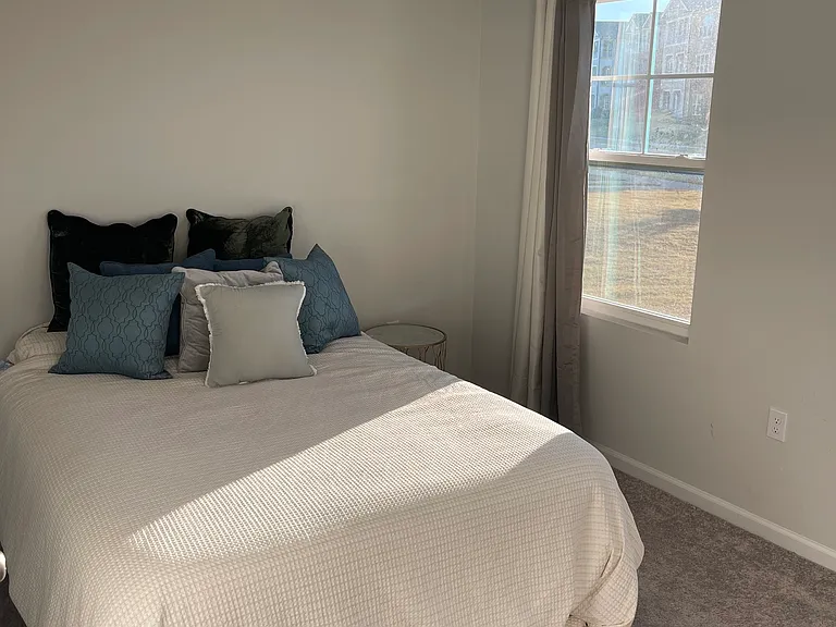 2443 Kasota Ln — Photo 2