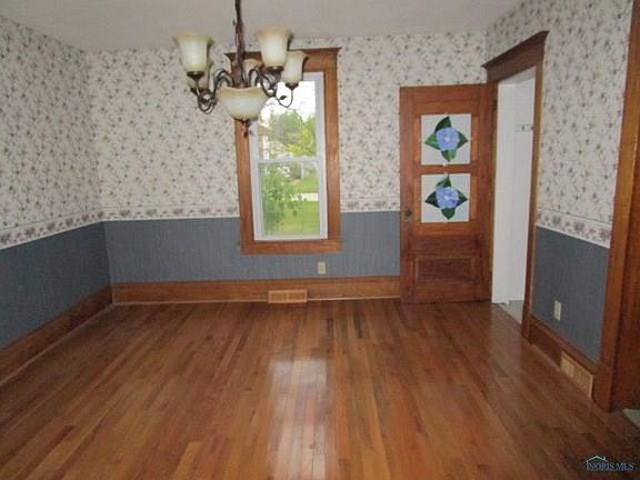 5th image of 112 Elm St