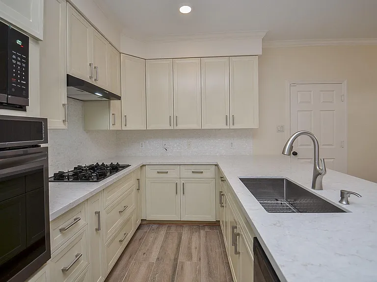 4916 Inker St — Photo 7