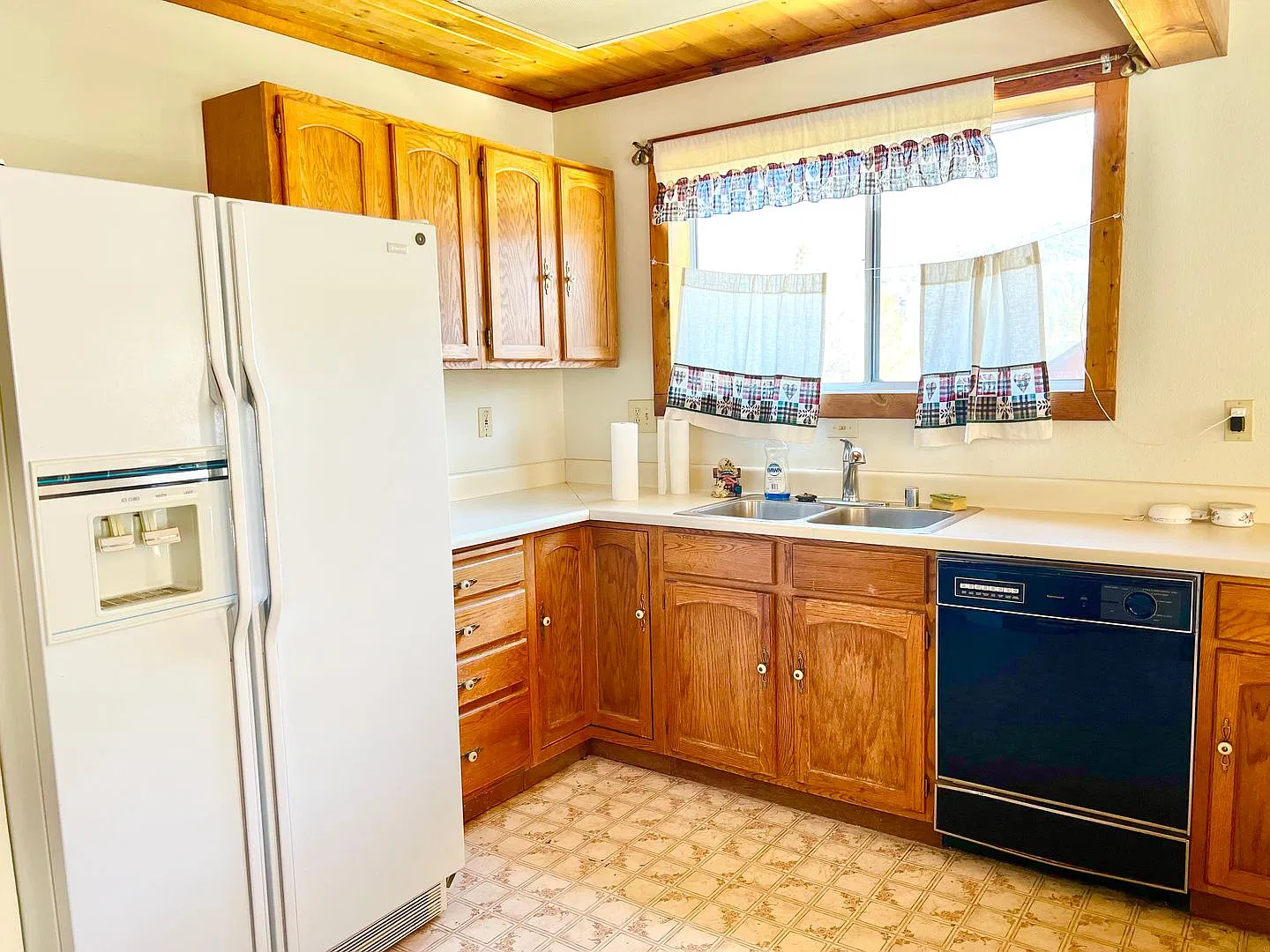 2 Bedroom Home with 2-Car Garage, Fireplace, Mountain Views & Bonus Space — Photo 4