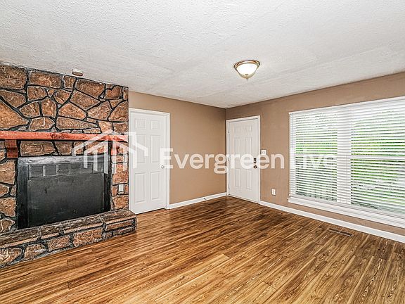 3rd image of 221 Ash Cir