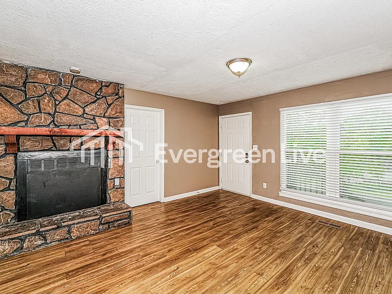 221 Ash Cir — Photo 3