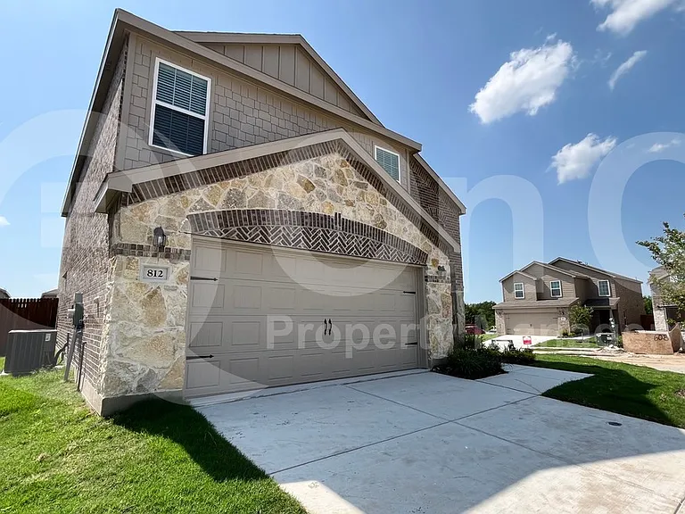 812 Poppy Cove Ln — Photo 3