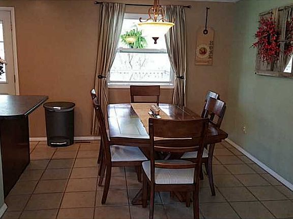 5th image of 889 Olde Farm Ct