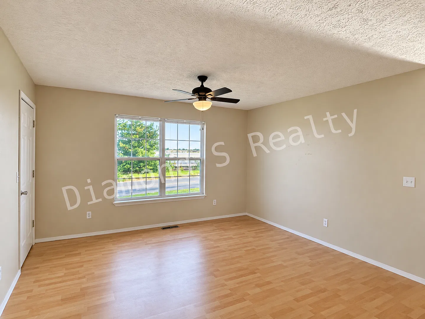 Nice 3 Bedroom Duplex Available Early October! — Photo 3