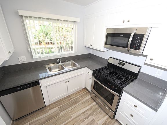 4th image of 8221 De Longpre Ave APT 22