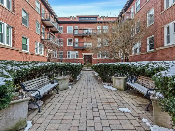 845 W Belle Plaine Ave APT 2E, Chicago, IL 60613