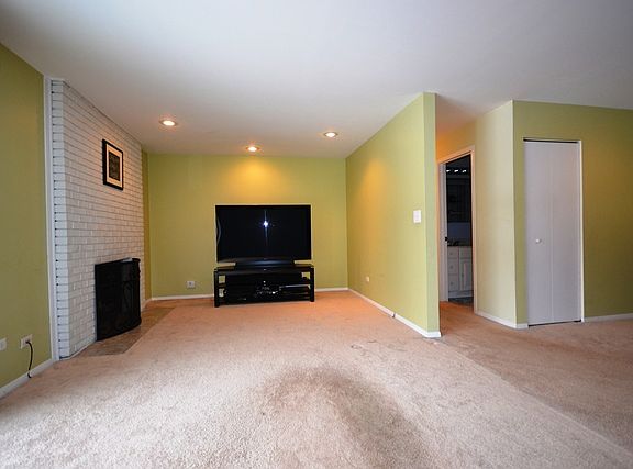 4th image of 190 Grove Ave Unit C