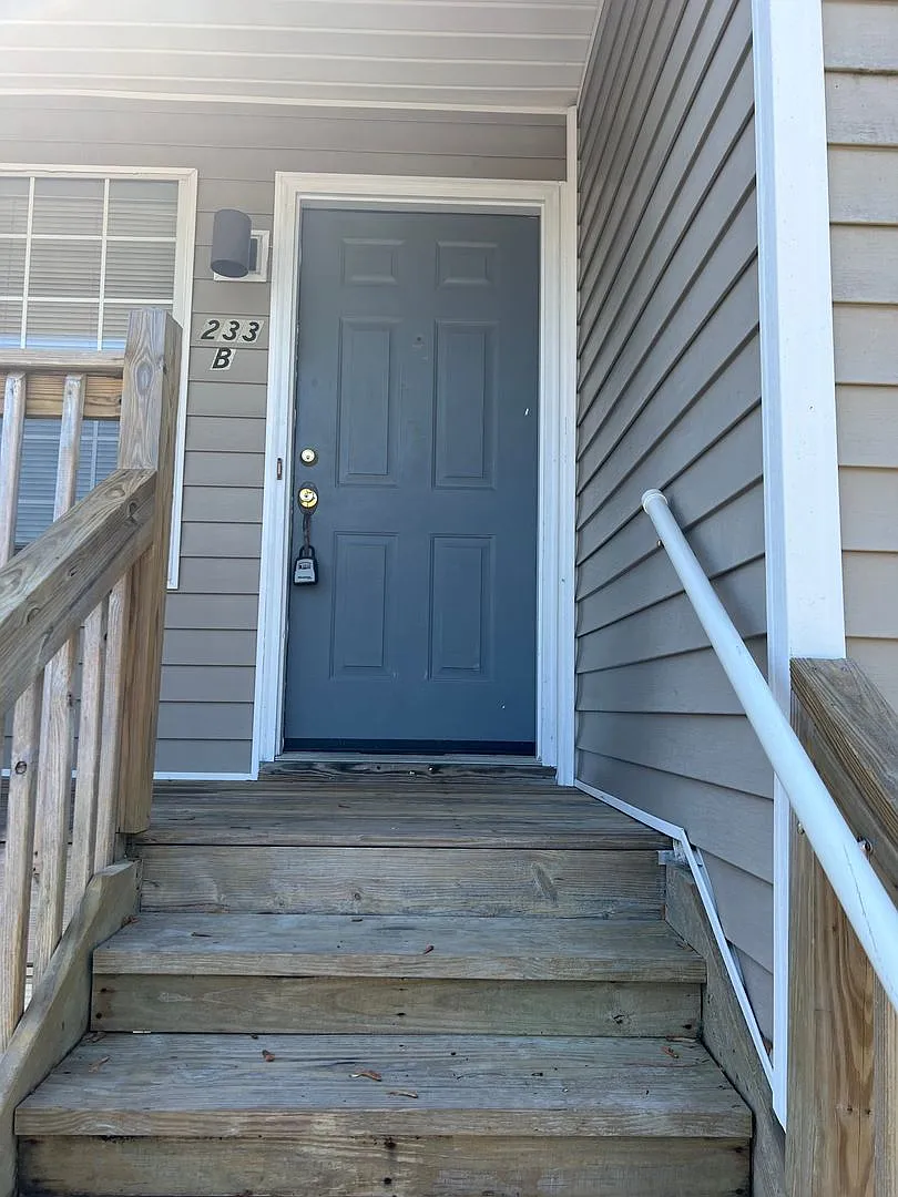 233 B Lantana Lane — Photo 2