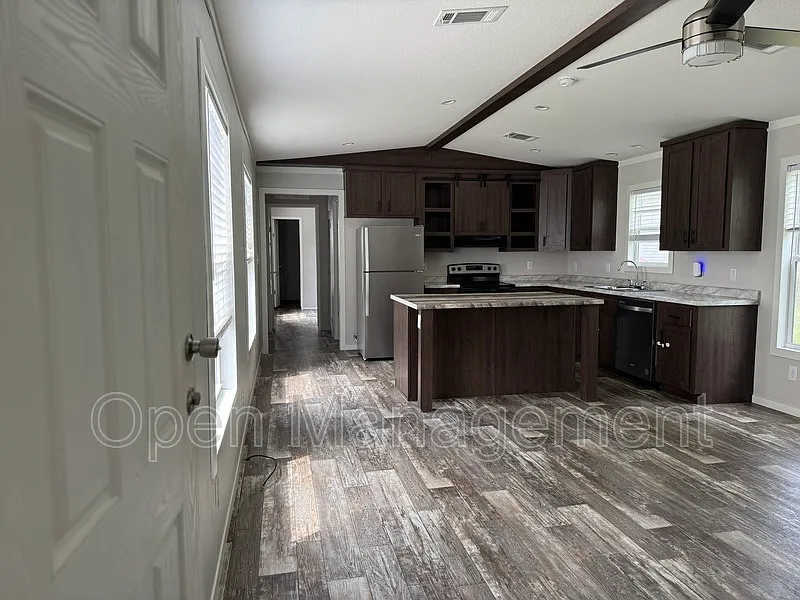 3 bed, 2.0 bath, 1153 sqft, $1,385 — Photo 3