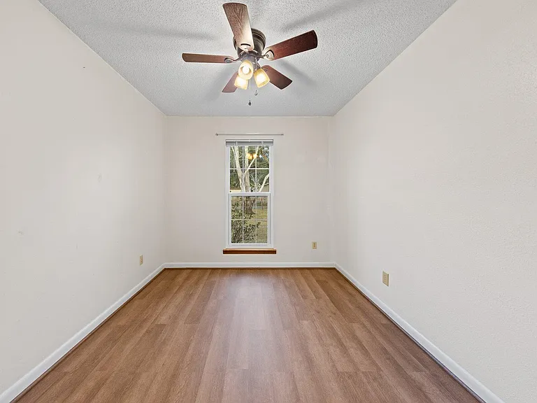 122 Beach Dr — Photo 18