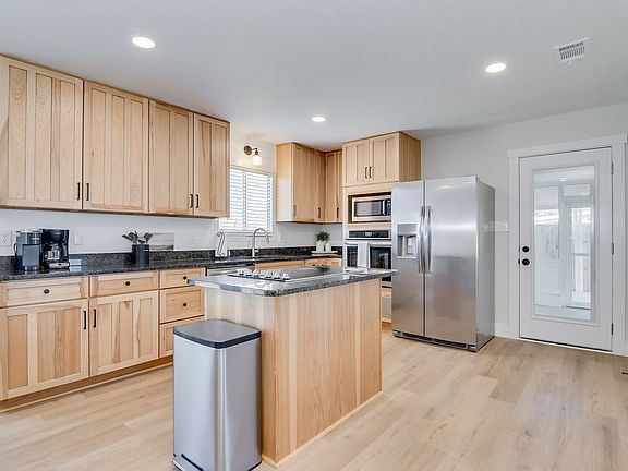 5th image of 313 Marshall St