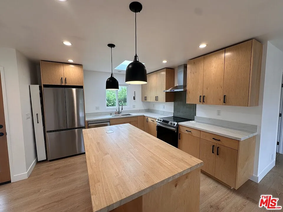 3 bed, 2.0 bath, 1300 sqft, $5,995 — Photo 3