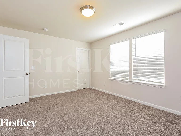 557 Hillpark Ln — Photo 12