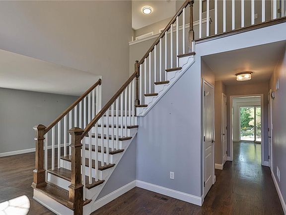 5th image of 1098 Laurel Dr
