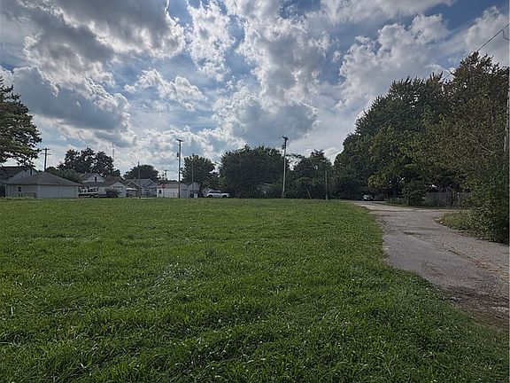 5th image of 240 E Main St