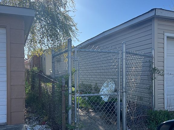 5th image of 8912 S Mackinaw Ave