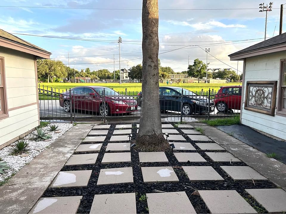 The Houston Heights' very own Love Park is practically your front yard while living at this peaceful cottage abode.

The park offers recreation options including swimming, a playground, jogging track, indoor basketball court, gym and more!