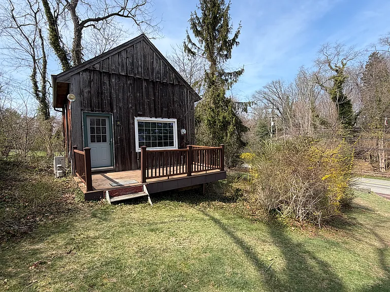 327 W Neck Rd — Photo 16