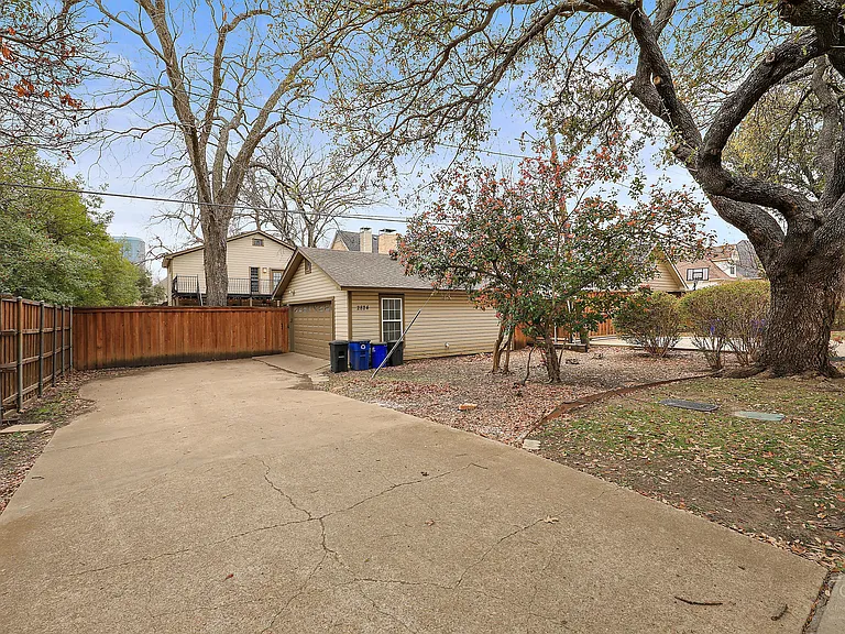 2824 Dyer St — Photo 3