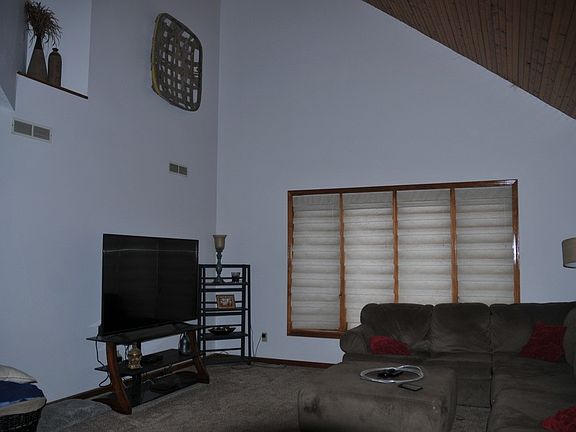 3rd image of 724 Southview Dr