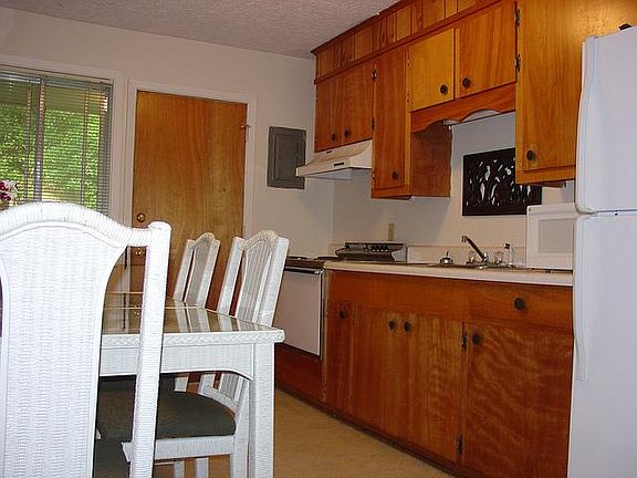 4th image of 105 Ernest H Jones St #3