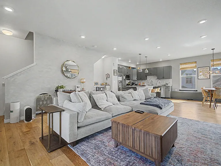 570 W Amherst Ave — Photo 2