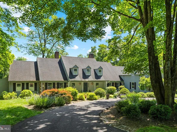 1057 Crossing Farm Ln, Washington Crossing, PA 18977