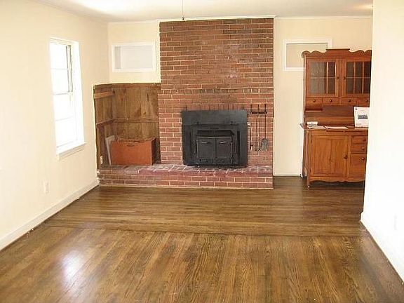 3rd image of 8705 Oak Leaf Dr