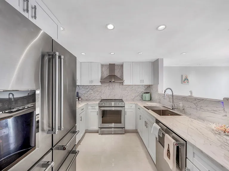 5838 Collins Ave — Photo 1