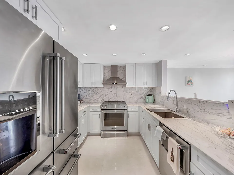 5838 Collins Ave