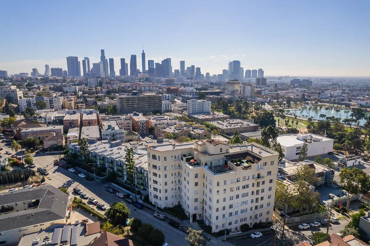 Chateau Nob Hill Apartments — Photo 2
