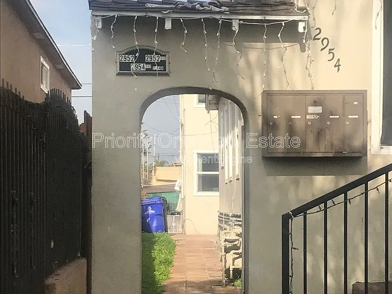 2954 1/2 Webster Ave — Photo 7