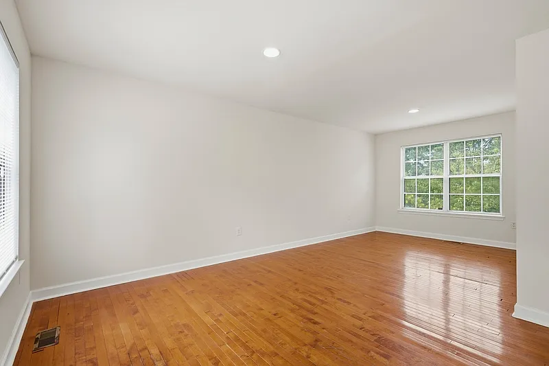 5 bed, 3.5 bath, 1840 sqft, $3,225 — Photo 2