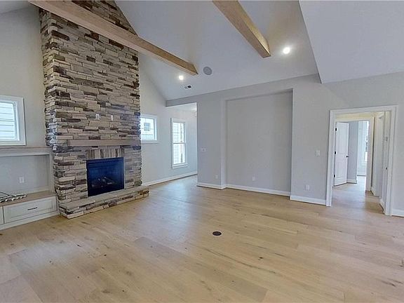 4th image of 100 Creek Ln